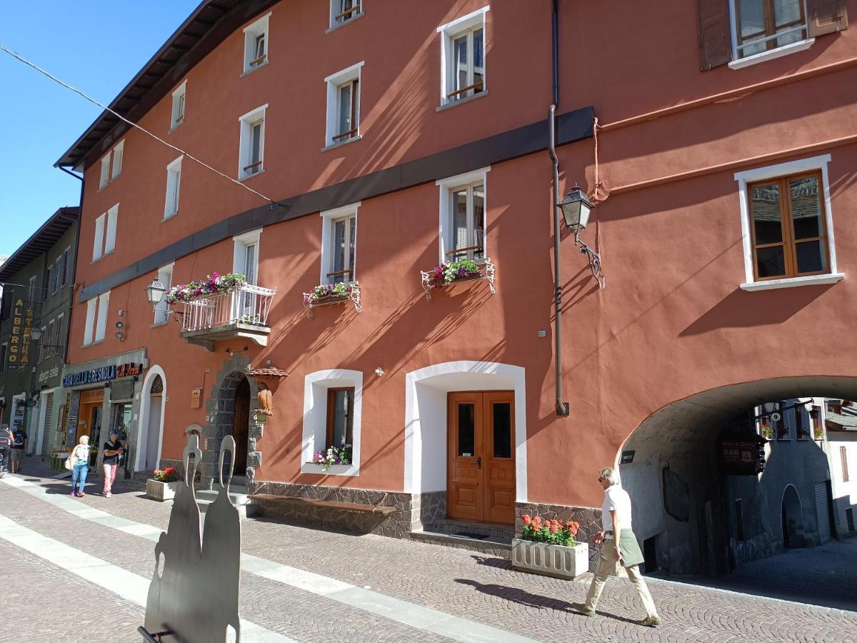 Hotel Gufo Bormio Exteriör bild